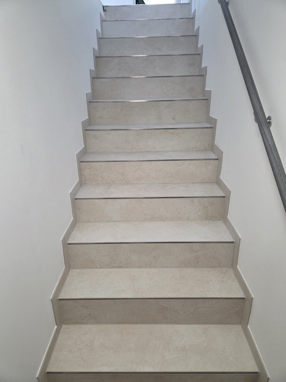 Treppe mit Fliesen auf Stufen und Setzstufen