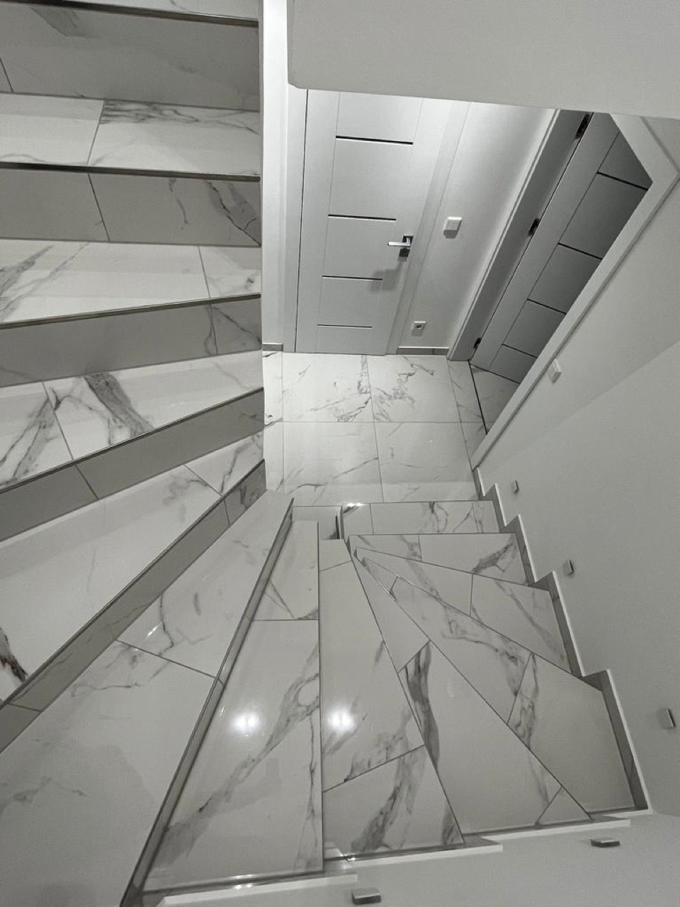 Treppe mit marmorierten Fliesen