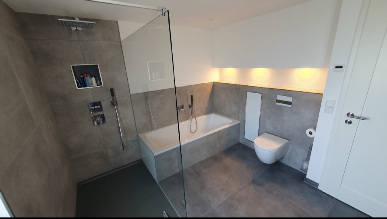 Bad mit Wanne, Glasdusche und Wand-WC