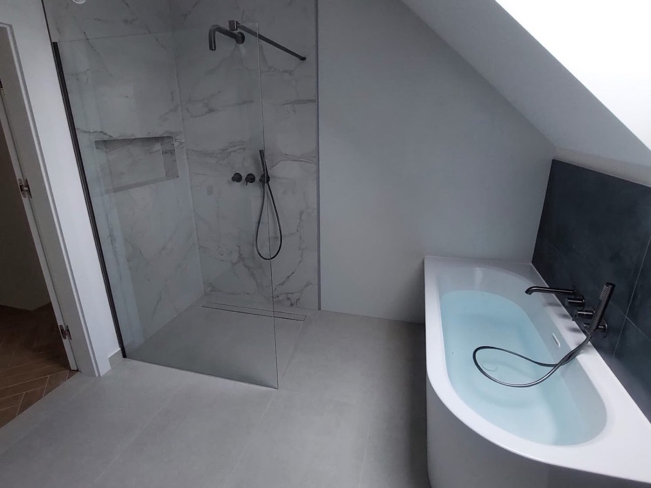 Dusche unter der Dachschräge mit Wanne