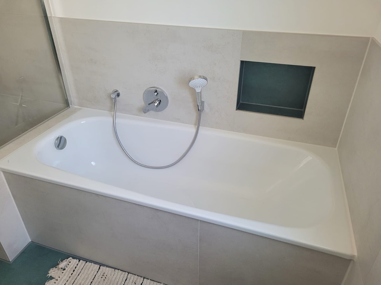 Bad mit Einbauwanne und Fliesen in Steinoptik