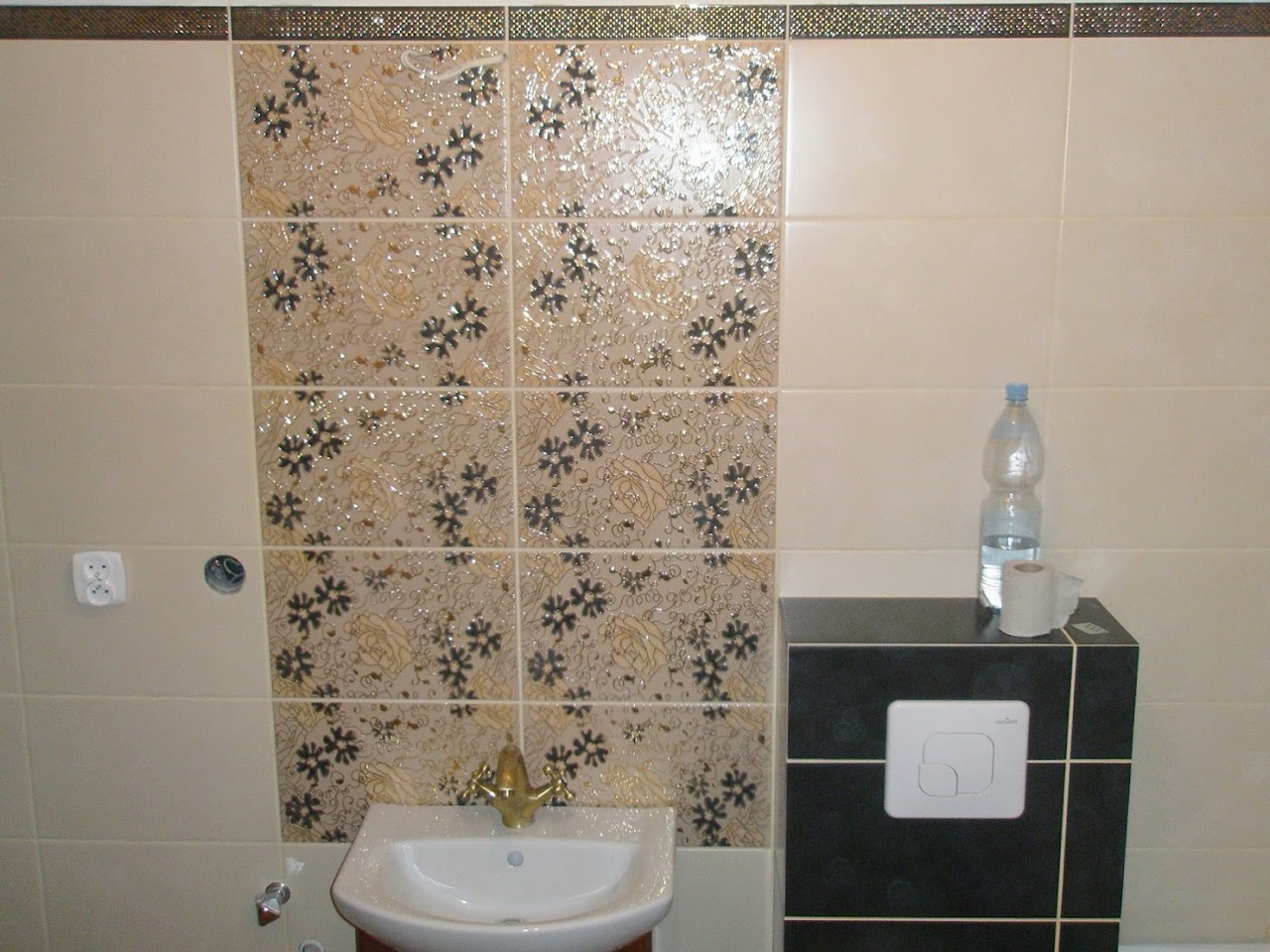Gäste-WC mit Dekorfliesen an der Wand