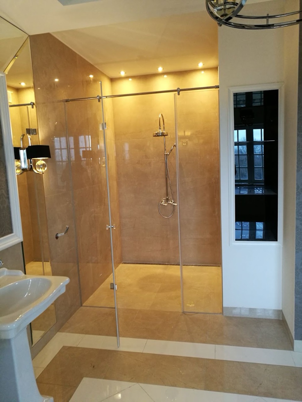 Dusche mit warm getönten Wandfliesen