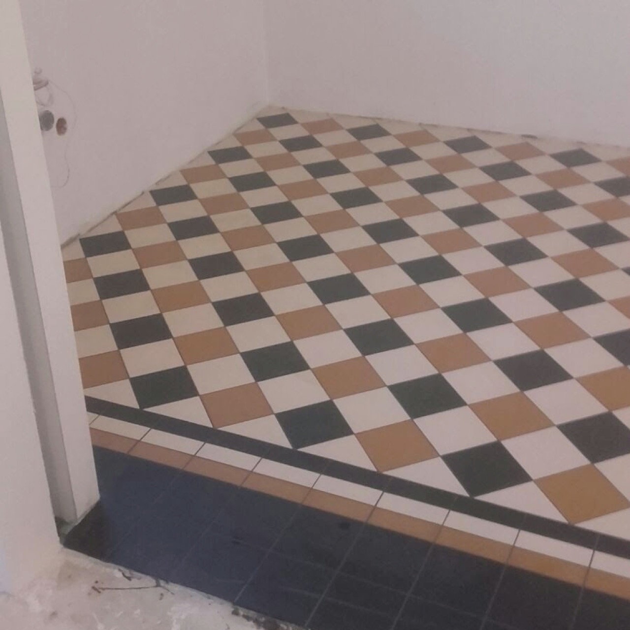 Boden im Schachbrettmuster aus Terrakotta, Beige und Anthrazit
