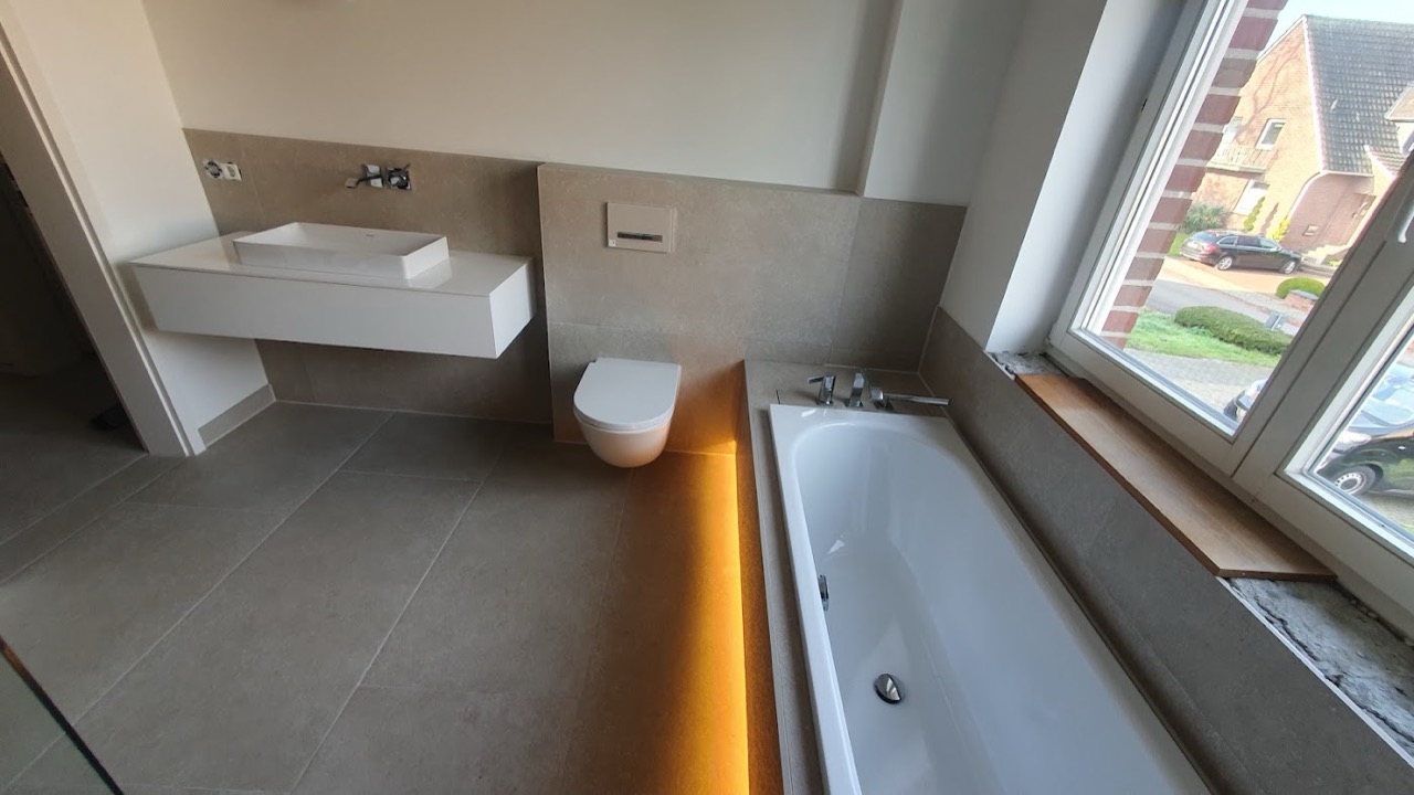 Bad mit Wanne, Waschtisch und indirekter Beleuchtung